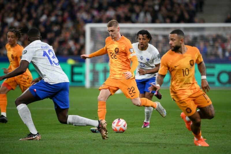 Hà Lan thảm bại trước Pháp trong trận lượt đi.