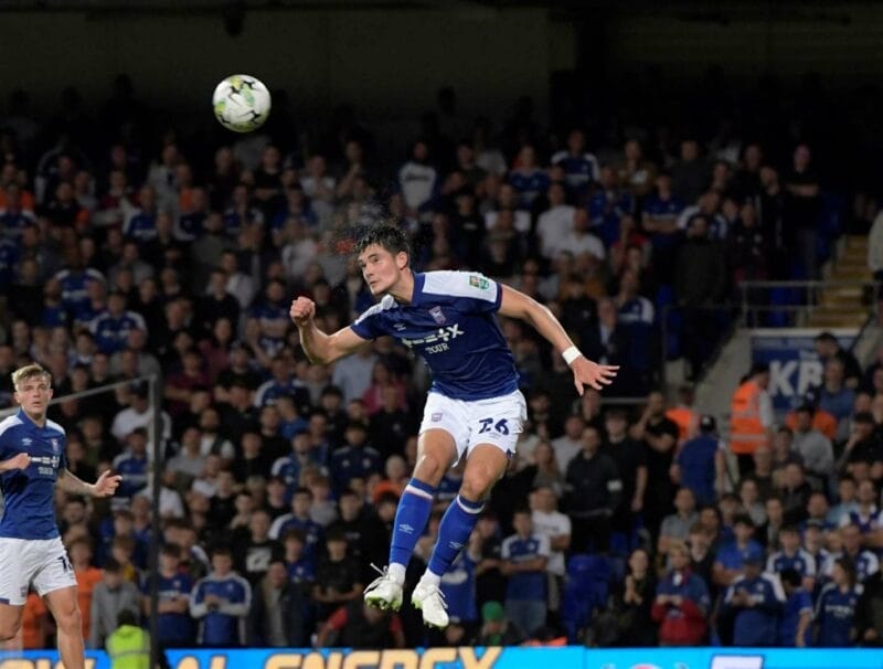 Elkan Baggot ghi bàn vào lưới Fulham ở vòng 1/8 Carabao Cup 2023/24