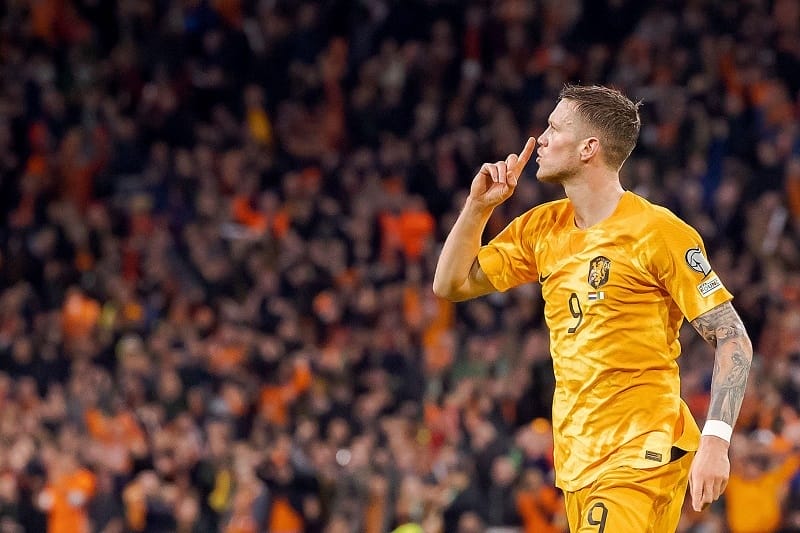 Wout Weghorst mở tỷ số trận đấu bằng một cú dứt điểm quyết đoán.