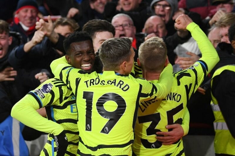 Arsenal quyết tâm giữ ngôi đầu bảng