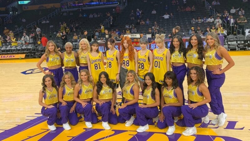 Cùng các vũ công của đội Lakers