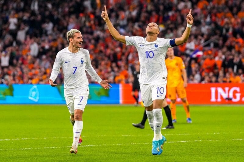 Pháp đánh bại Hà Lan một cách thuyết phục để giành quyền đi tiếp từ lượt trận trước.