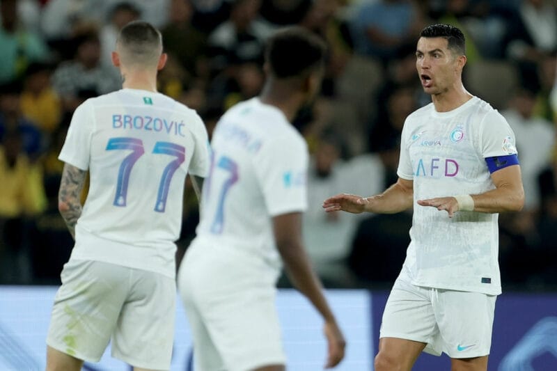 Ronaldo lập cú đúp trên chấm 11 mét