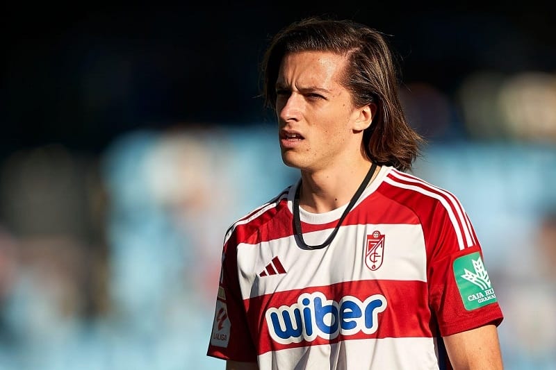 Man United sẽ cài điều khoản mua lại ở thương vụ Alvaro Fernandez.