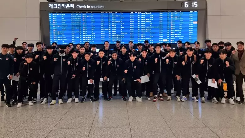 CLB Pohang lên đường sang Việt Nam