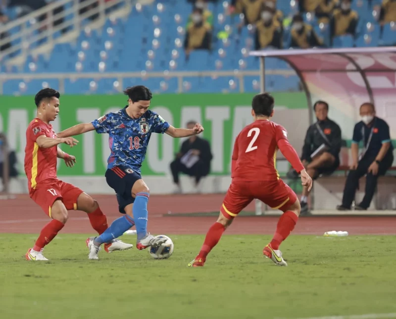 Trước trận gặp Việt Nam, Minamino mượn ĐT Đức để nhắc nhở Nhật Bản