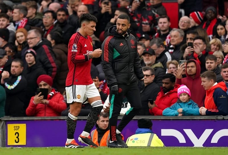 Lisandro Martinez phải rời sân sớm vì chấn thương.