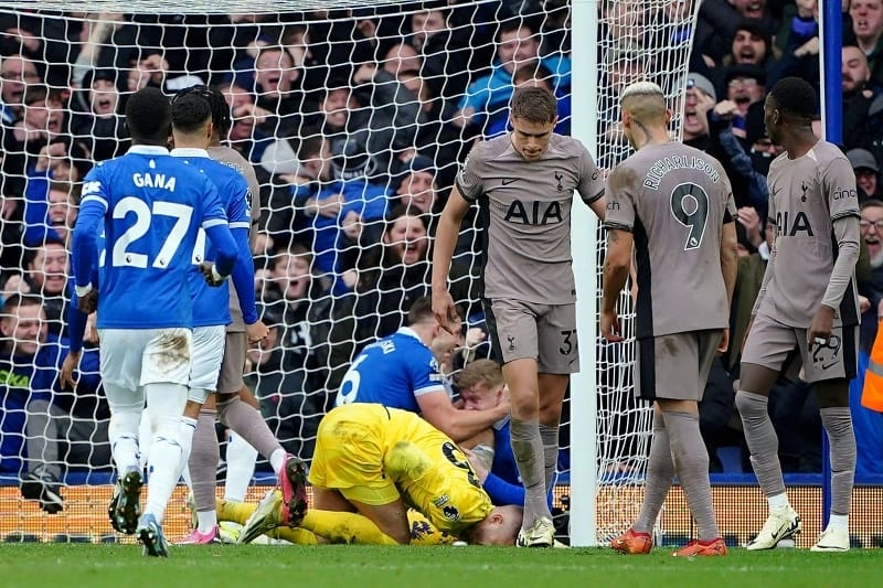 Tottenham mất điểm đáng tiếc trước Everton.