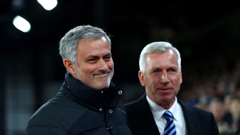 Mourinho và Pardew có mối quan hệ khá tốt