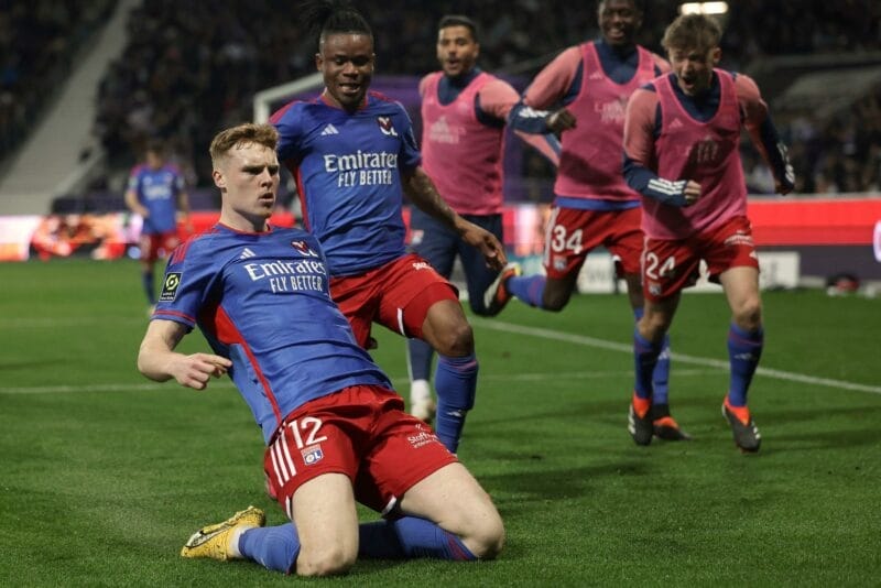 Lyon thắng kịch tính