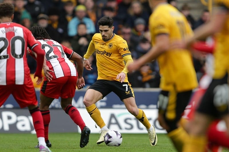 Neto là hạt nhân trong các pha tấn công của Wolves.