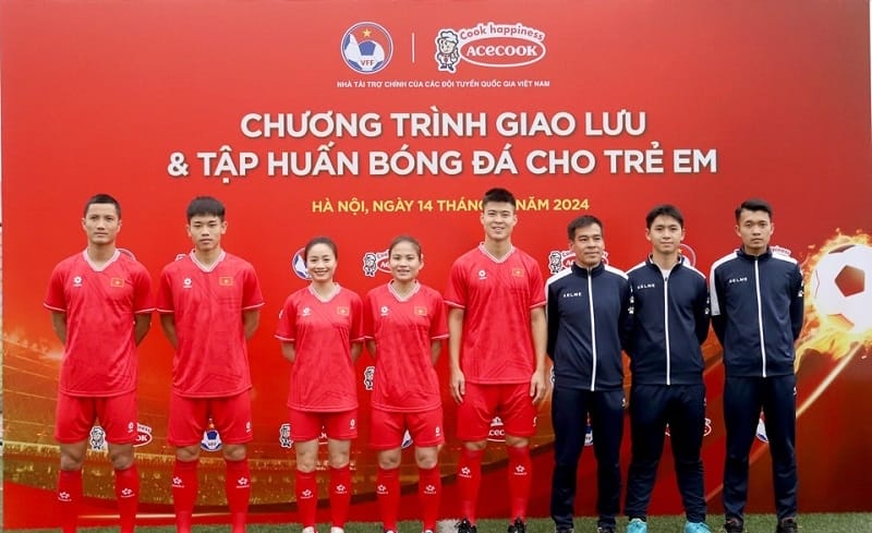 Các tuyển thủ cùng nhau tham gia hoạt động giàu ý nghĩa (Ảnh: VFF).