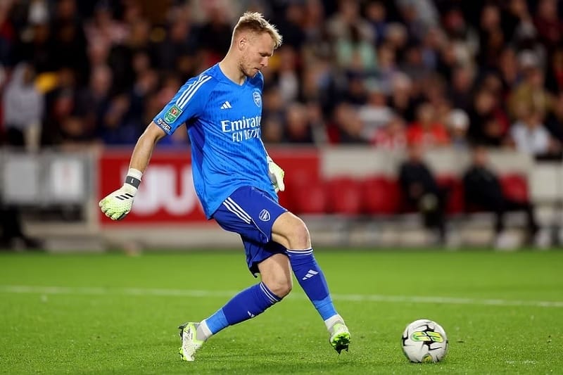 Ramsdale chuẩn bị ra sân cho Arsenal