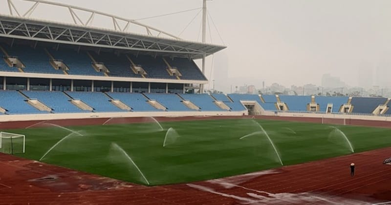 Mặt cỏ xanh mướt ở sân Mỹ Đình. Ảnh: Báo Tuổi Trẻ.