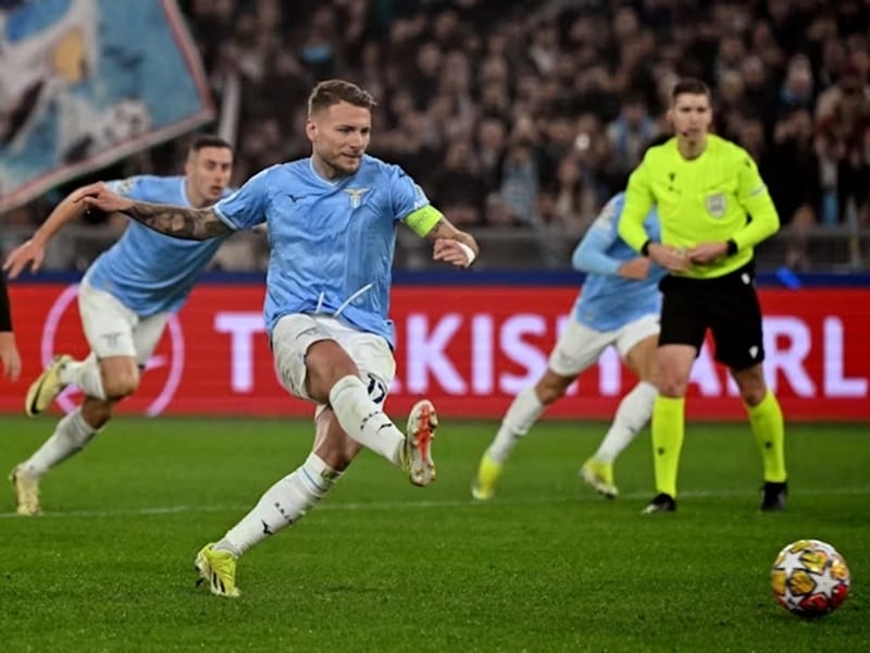 Lazio đánh bại Bayern ở trận lượt đi.