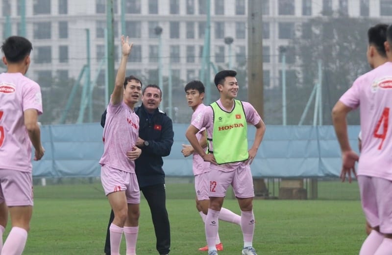 Văn Toàn lo ngại sân nhà của Indonesia