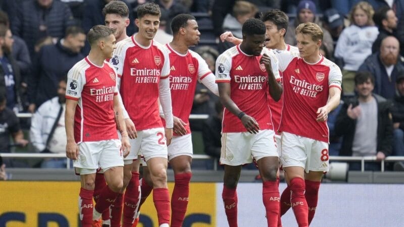 Pháo thủ tiếp tục bám đuổi Man City