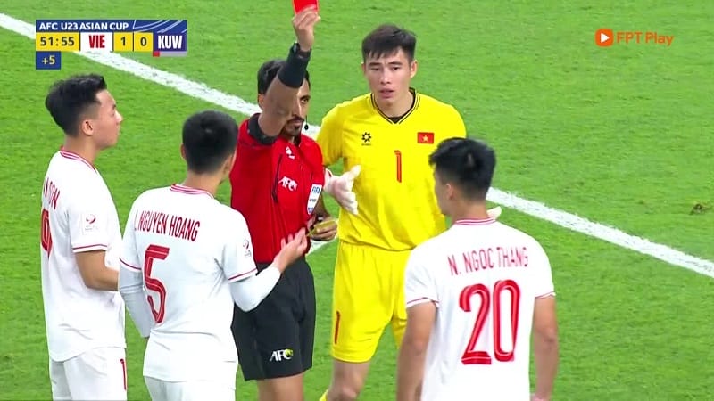 Ngọc Thắng bị truất quyền thi đấu trong trận ra quân của U23 Việt Nam (Ảnh: FPT Play).