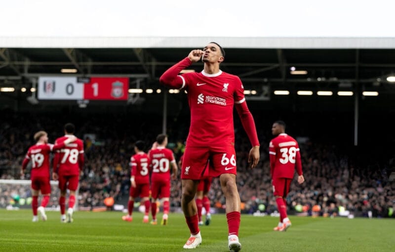Trent Alexander-Arnold mở tỉ số cho Liverpool.