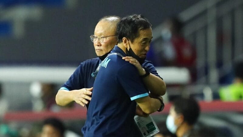 HLV Park Hang-seo và HLV Lee Young-jin (Ảnh: Dân Việt)