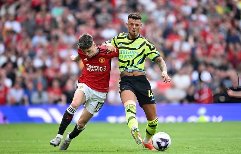 Garnacho thường xuyên xử lý cá nhân thay vì chuyền bóng.