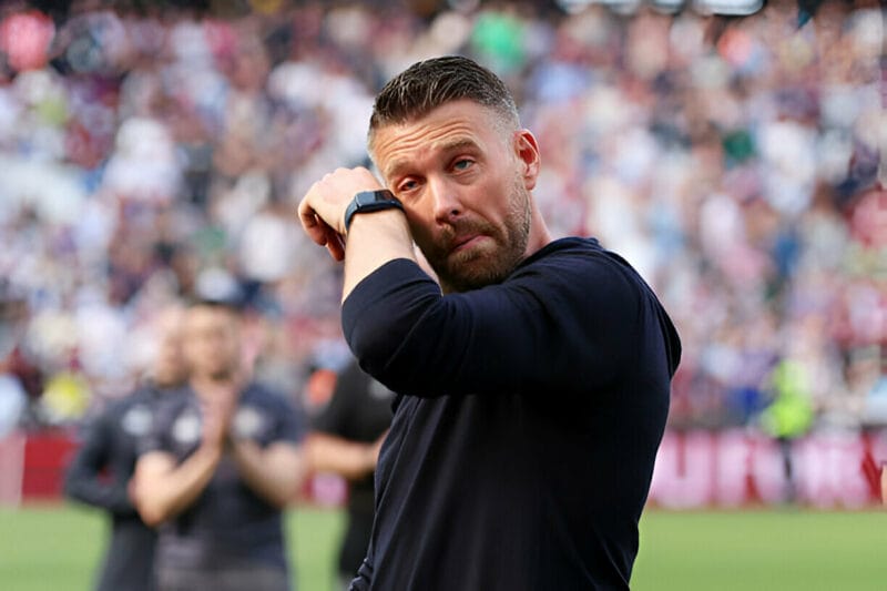 HLV Rob Edwards rơi nước mắt