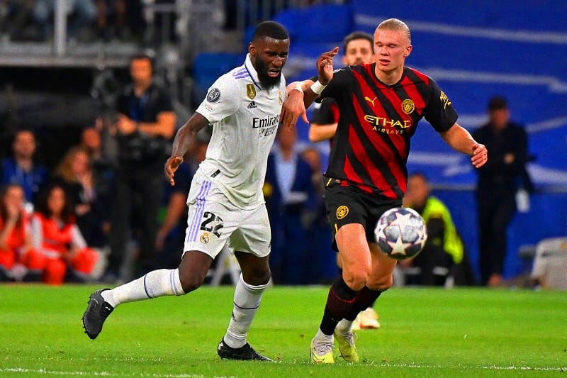 Các hậu vệ cần áp sát đối thủ