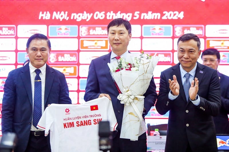 Duy Mạnh gửi lời chúc may mắn cho HLV Kim Sang Sik