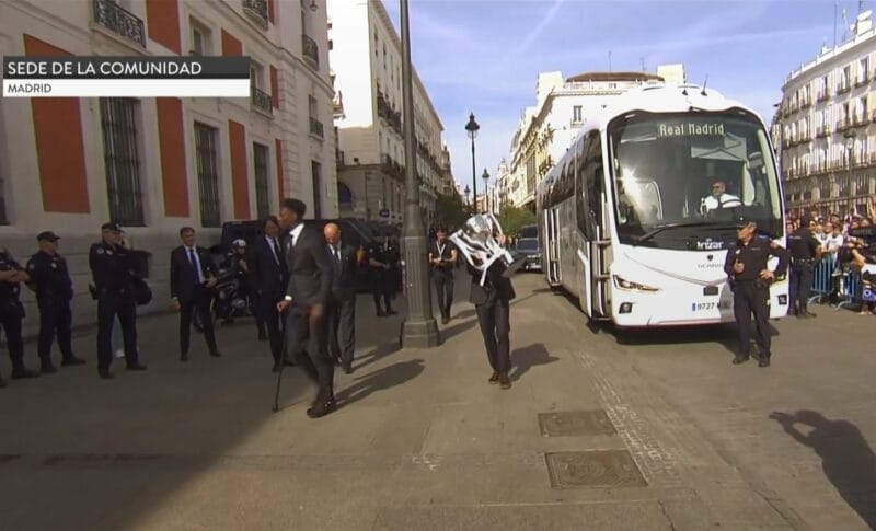 Tchouameni phải chống nạng để di chuyển.