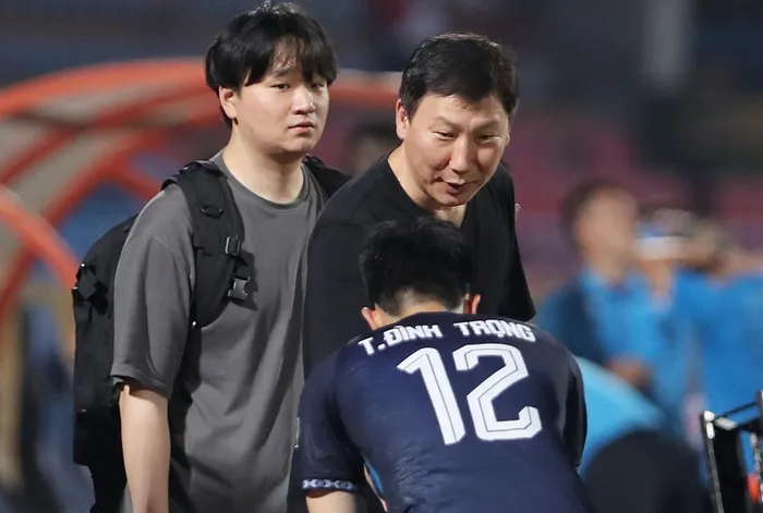HLV Kim Sang-sik gặp trung vệ Trần Đình Trọng.