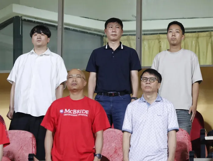 Ông Kim Jin-seong (ngoài cùng bên trái) là 1 trong 2 trợ lý ngôn ngữ của HLV Kim Sang-sik.