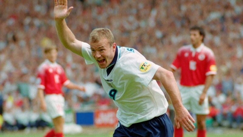 Alan Shearer ghi bàn vào lưới Đan Mạch tại Euro 1996
