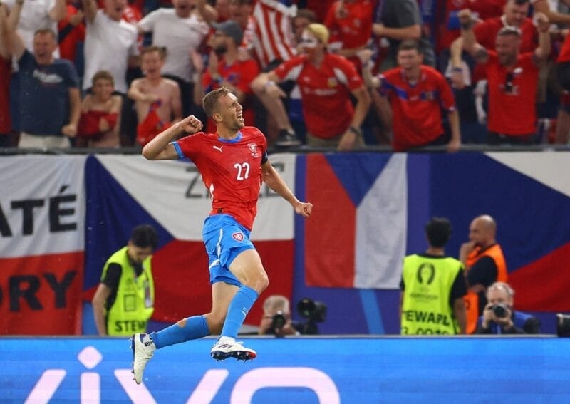 Bàn thắng của Soucek là không đủ cho CH Séc đi tiếp