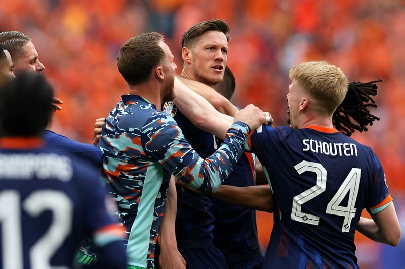 Weghorst là người hùng của ĐT Hà Lan.