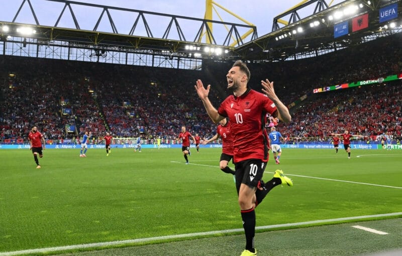 ĐT Albania bất ngờ mở tỉ số ngay ở phút đầu tiên.