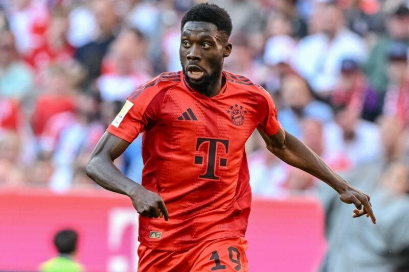 Alphonso Davies không gia nhập Real Madrid hè này.