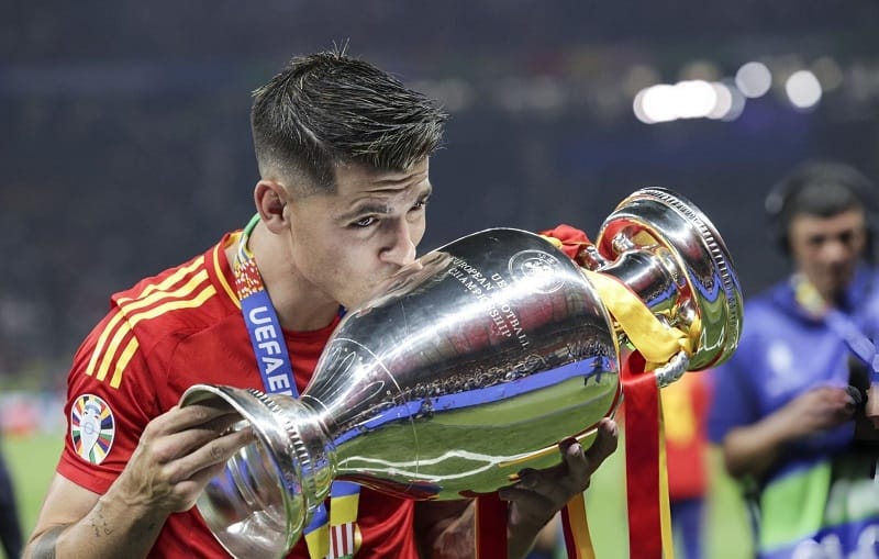 NÓNG! Đội trưởng ĐT Tây Ban Nha gia nhập AC Milan để thay thế Giroud