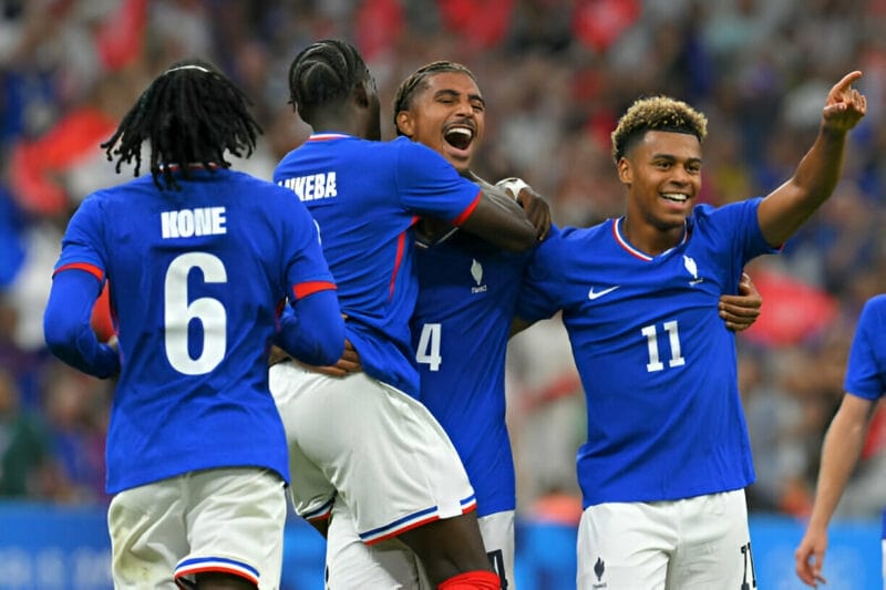 Olympic Pháp trình diễn phong độ thuyết phục.