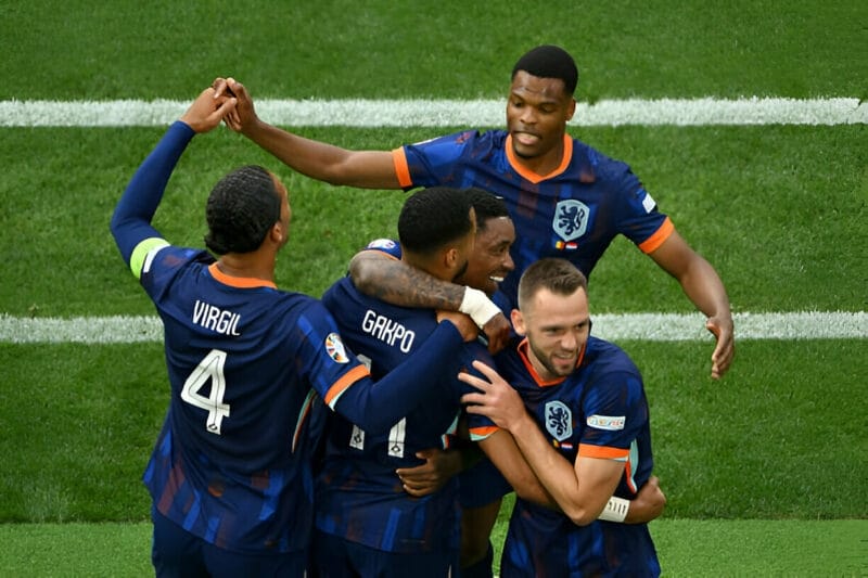 Hà Lan dễ dàng đánh bại Romania (Ảnh: Getty).