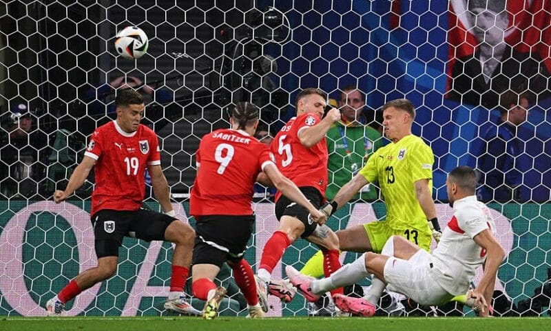 Pha đệm cận thành của Demiral mở tỷ số (Ảnh: Getty).