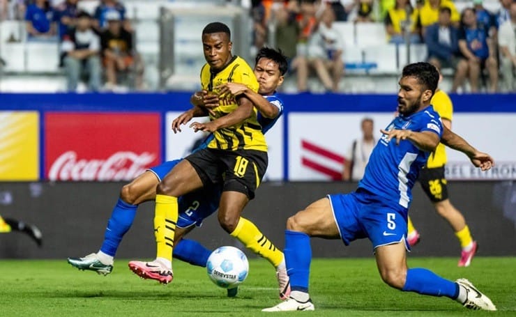 Dortmund thua đậm Pathum United của Thái Lan (Ảnh: Getty).