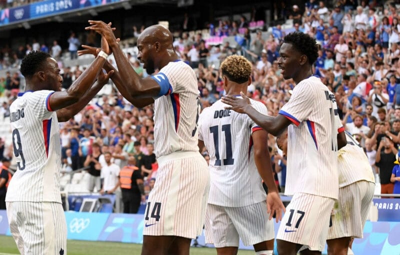 Olympic Pháp không gặp khó khăn ở vòng bảng.