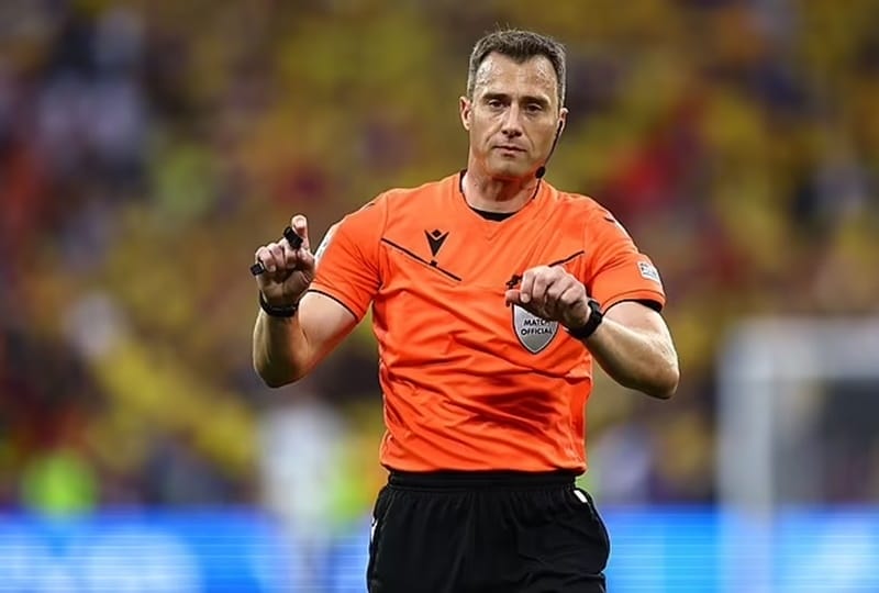 Zwayer cầm còi trận Hà Lan - Anh.