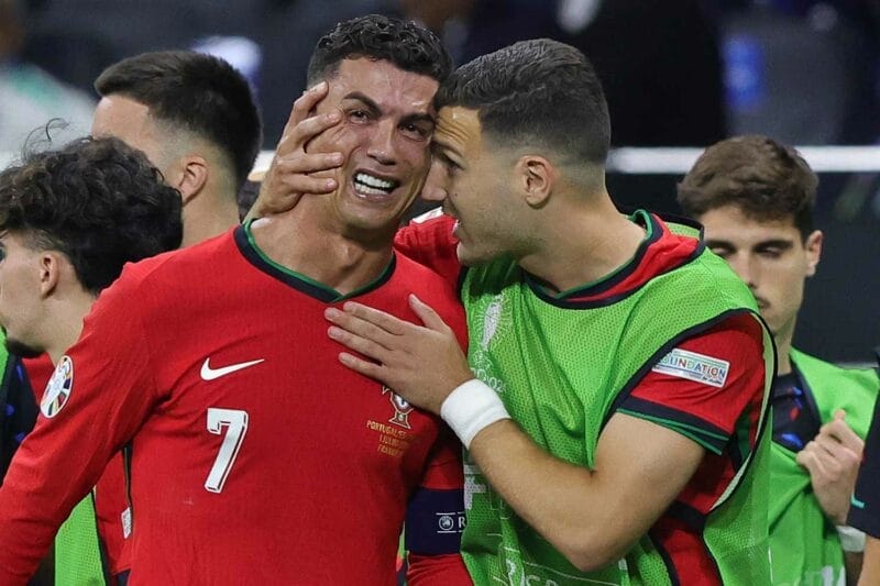 Ronaldo có ngồi dự bị vì mục đích chung?