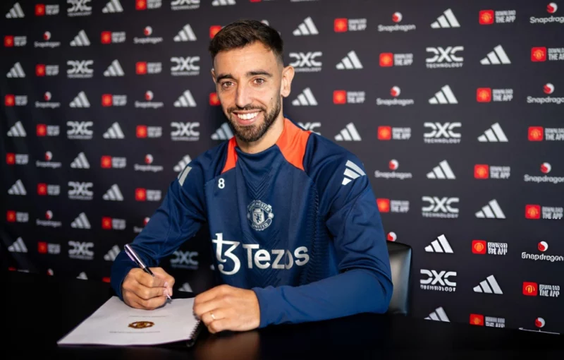 Bruno Fernandes cam kết tương lai với Man United.