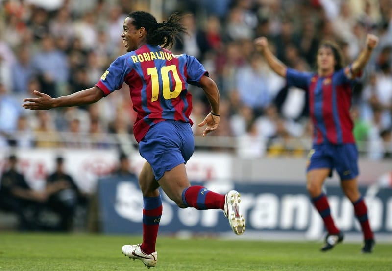 Ronaldinho bay cao cùng Barcelona