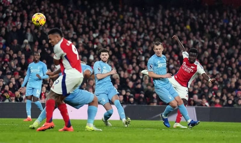 Saka tỏa sáng dù vừa gặp chấn thương.