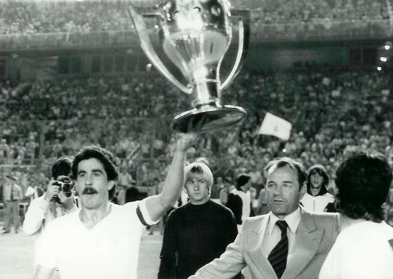 Goyo Benito nâng cúp