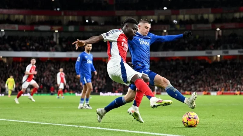 Saka quá dễ bị bắt bài