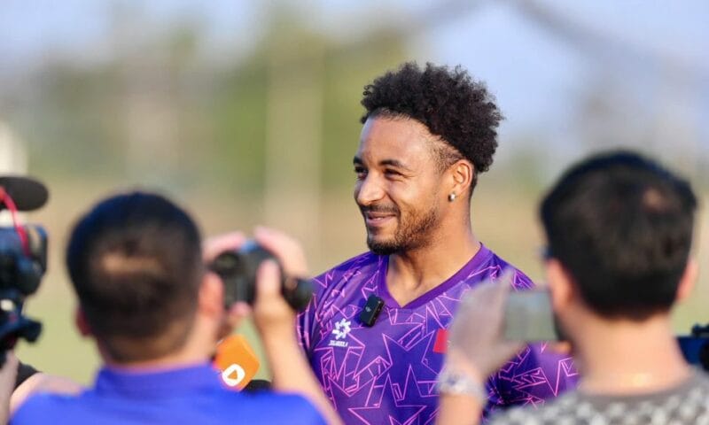 Nguyễn Xuân Son: 'Tôi vinh dự dù đá hỗ trợ hay dự bị cho Tiến Linh'